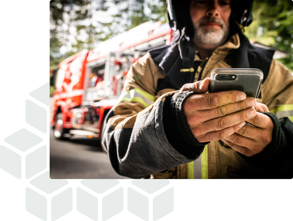 brannmann med mobiltelefon