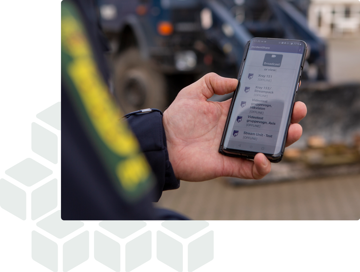 politibetjent bruker incidentshare-appen og ser på live-kanaler
