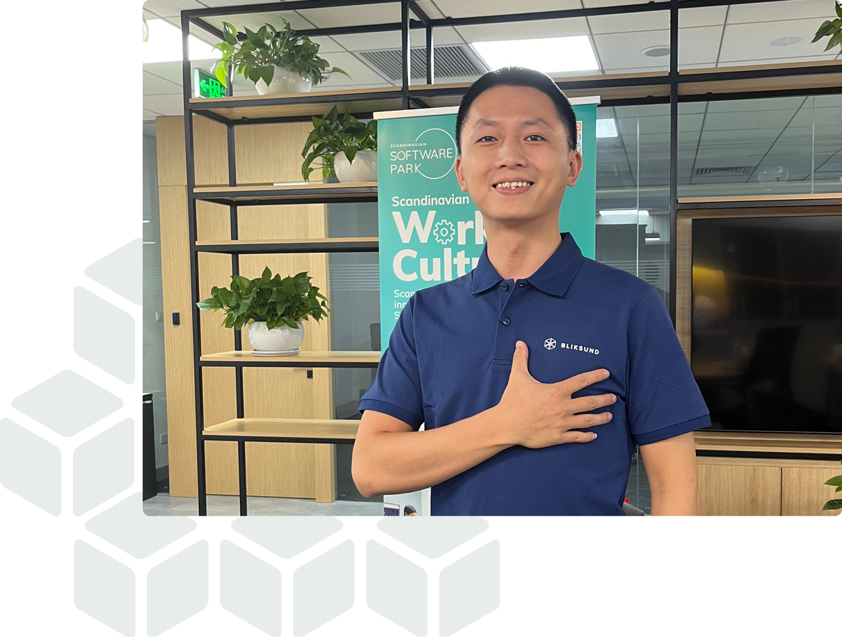 En ansatt fra bliksunds kontor i Vietnam smiler